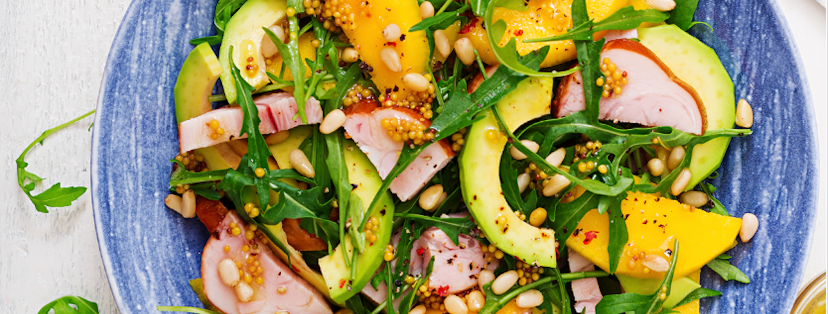 Ricetta Low Carb: Insalata di mango, avocado e rucola con petto di pollo