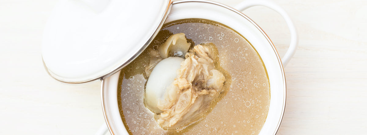 Cuocere le ossa di manzo per ottenere un brodo ricco e saporito